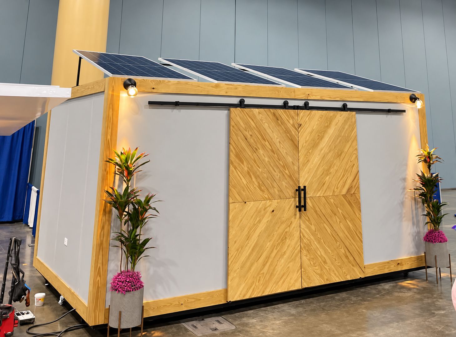 Unidad modular de madera con paneles solares en el techo