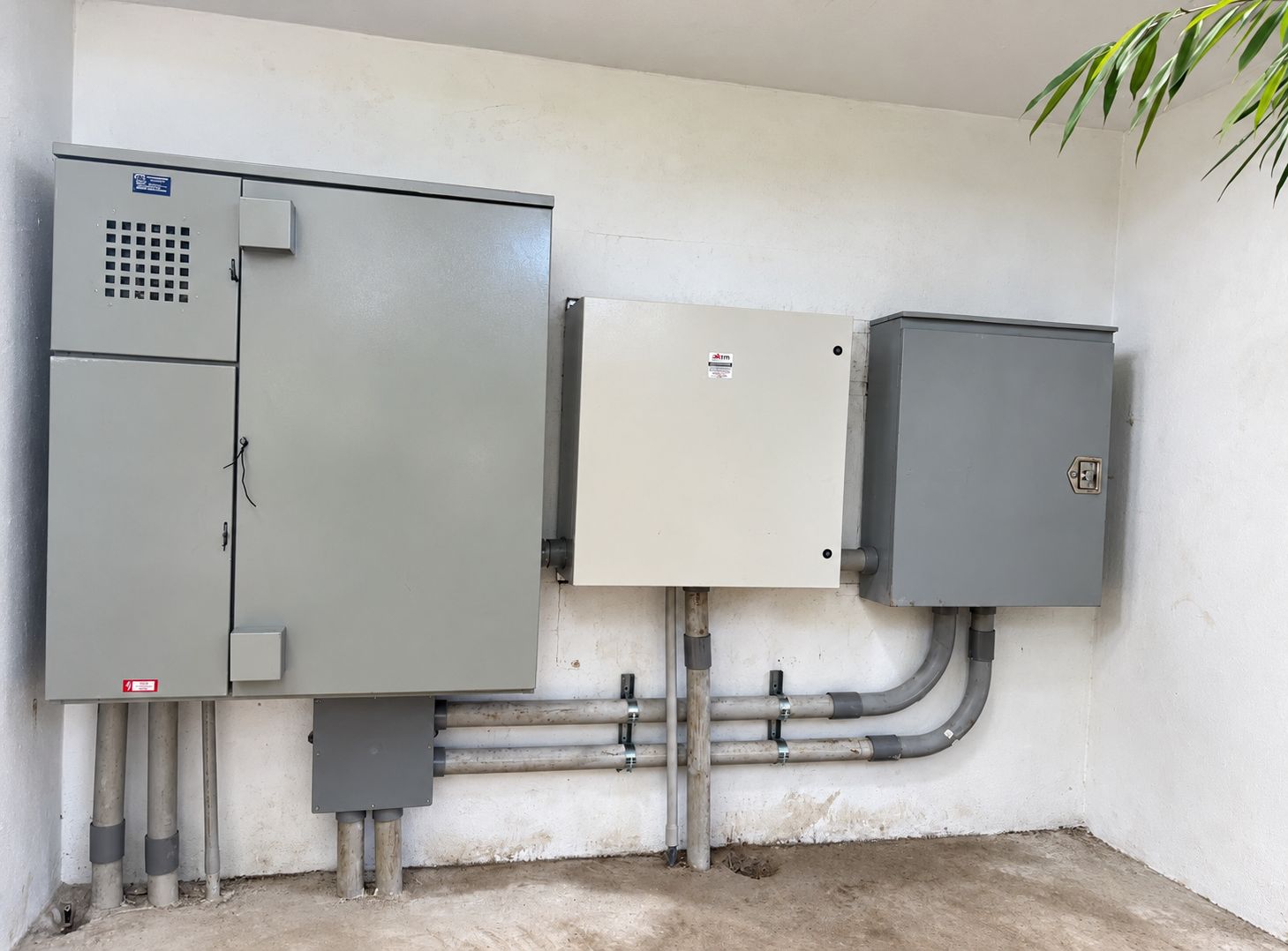 Paneles y gabinetes eléctricos instalados en exterior